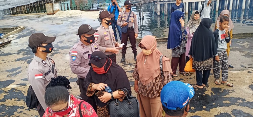 Kanit Binmas Polsek Bunguran Barat Bagikan Masker Pada Penumpang SB. Miko Nata