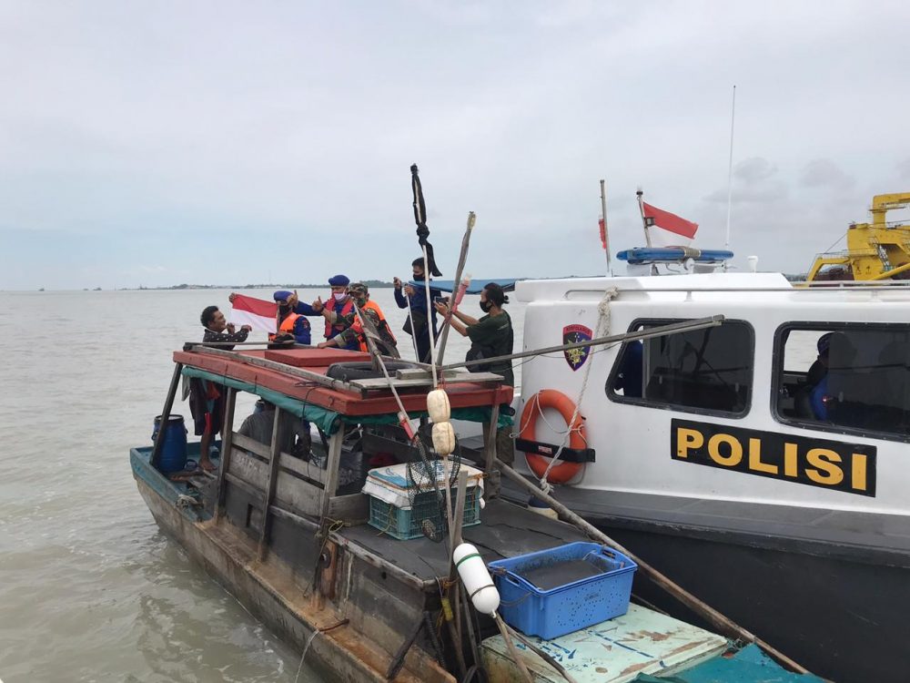 Sinergitas TNI–POLRI Berikan Himbauan Pemasangan Bendera di Setiap Kapal di Perairan Karimun Sinergitas TNI–POLRI Berikan Himbauan Pemasangan Bendera di Setiap Kapal di Perairan Karimun