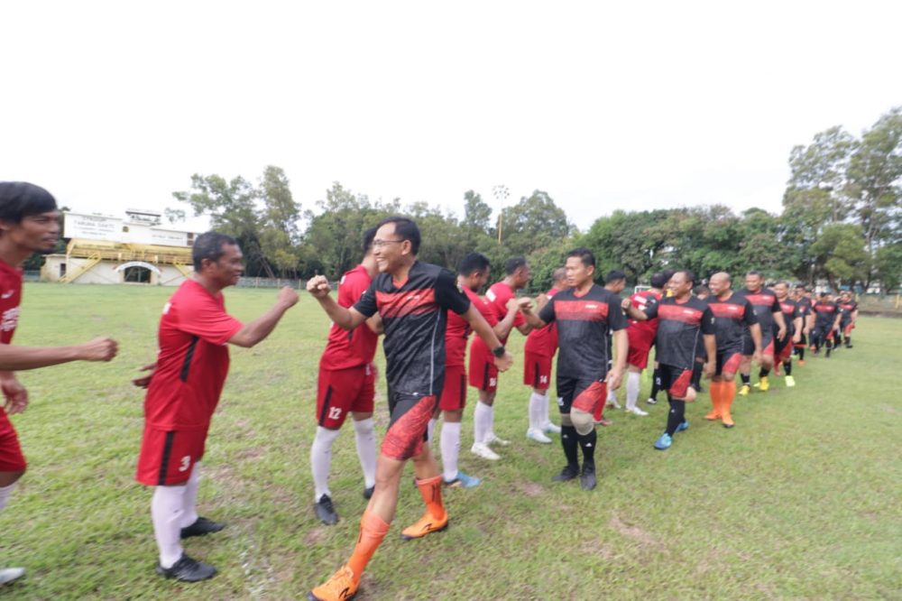 Pertandingan Persahabatan Sepakbola Tim Polda Kepri dan PS. Ewako Batam