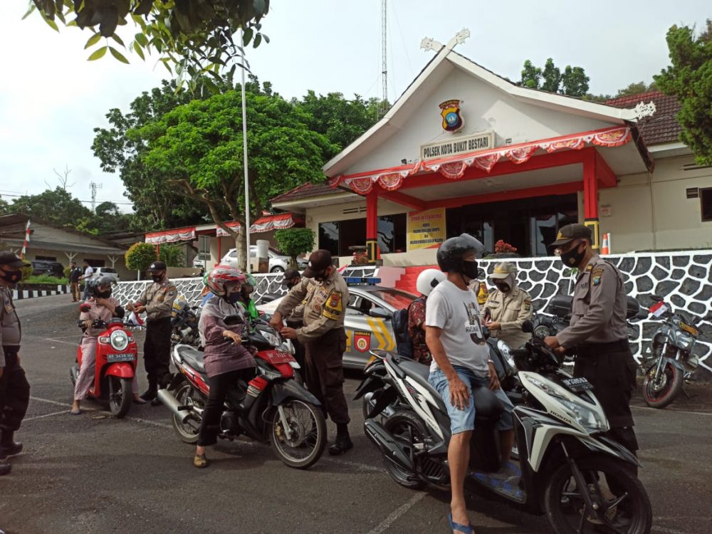 Polsek Bukit Bestari Pasang dan Bagikan Bendera Merah Putih di Kendaraan Gelorakan Semangat Nasionalisme