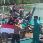 Bangkitkan Rasa Nasionalisme, Polsek Singkep Barat Bagikan Bendera Merah Putih Kepada Komunitas Nelayan di Desa Sungai Buluh