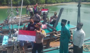 Bangkitkan Rasa Nasionalisme, Polsek Singkep Barat Bagikan Bendera Merah Putih Kepada Komunitas Nelayan di Desa Sungai Buluh