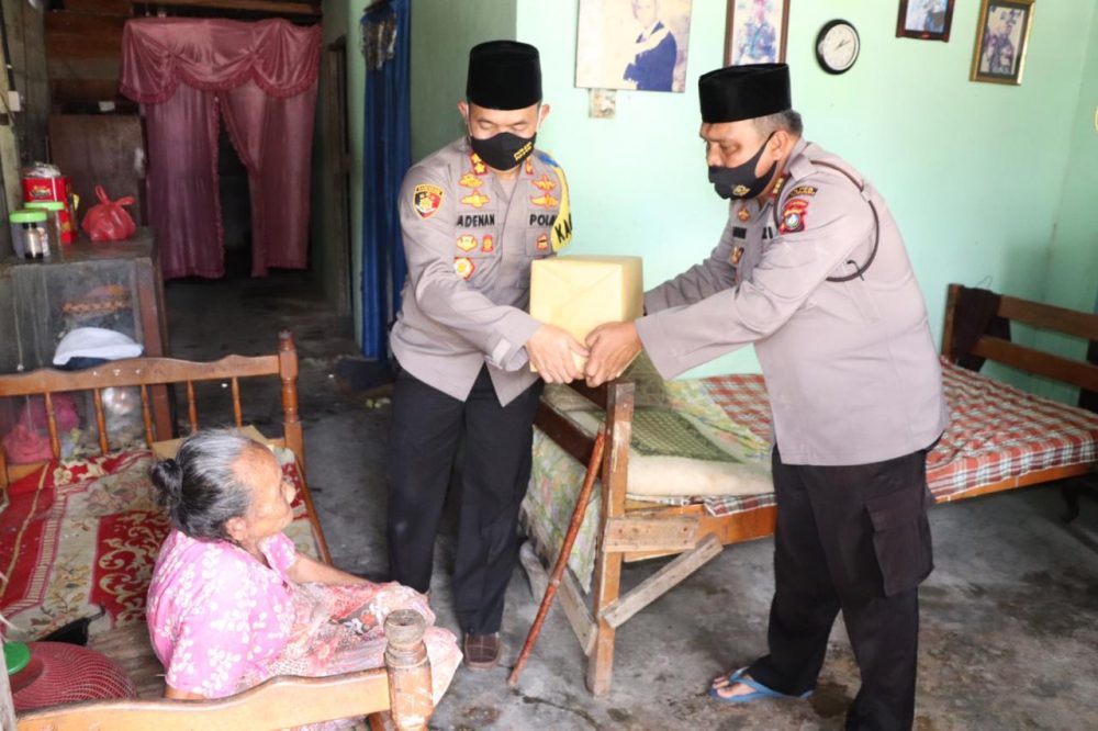 Kapolres Karimun memberikan Tali Asih Kepada Seorang Wanita Janda Tua tidak mampu