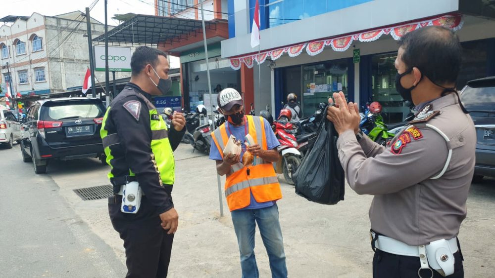 Sat Lantas Polres Bintan Buka Dapur Umum Bagikan Makanan secara Gratis Kepada Masyarakat