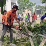 Bersih-bersih Area Jaringan MEP, Warga Mendis Kompak Tebang Ranting Pohon Bersih-bersih Area Jaringan MEP, Warga Mendis Kompak Tebang Ranting Pohon