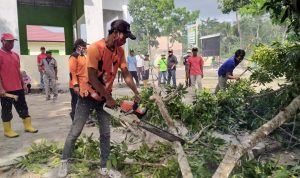 Bersih-bersih Area Jaringan MEP, Warga Mendis Kompak Tebang Ranting Pohon