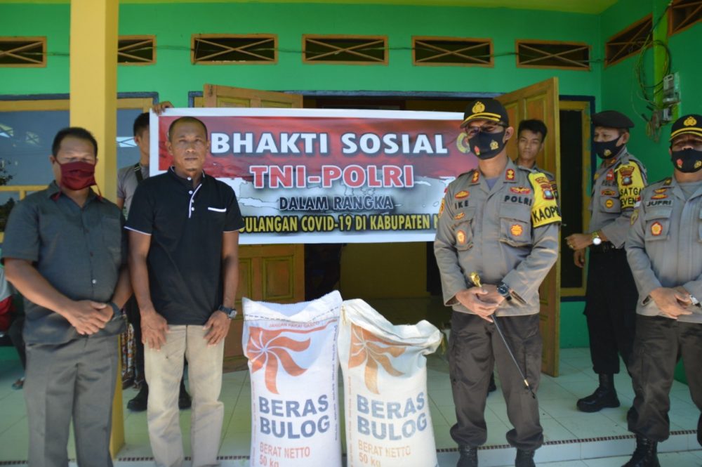 Bakti Sosial Polres Natuna Berupa Penyaluran Beras Tahap III Kepada Masyarakat Kec. Bunguran Utara Kab. Natuna Akibat Dampak Wabah Virus Covid-19 Bakti Sosial Polres Natuna Berupa Penyaluran Beras Tahap III Kepada Masyarakat Kec. Bunguran Utara Kab. Natuna Akibat Dampak Wabah Virus Covid-19
