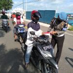 Sambut HUT RI ke-75, Polsek SBP Tanjungpinang Bagikan Bendera Kepada Pengendara Sambut HUT RI ke-75, Polsek SBP Tanjungpinang Bagikan Bendera Kepada Pengendara