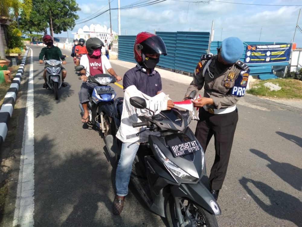 Sambut HUT RI ke-75, Polsek SBP Tanjungpinang Bagikan Bendera Kepada Pengendara Sambut HUT RI ke-75, Polsek SBP Tanjungpinang Bagikan Bendera Kepada Pengendara