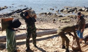 Bersama Warga Binaan, Serda Hendry Bahu-Membahu Angkut Pasir Untuk Bahan Material Pembangunan Desa Bersama Warga Binaan, Serda Hendry Bahu-Membahu Angkut Pasir Untuk Bahan Material Pembangunan Desa