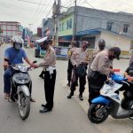 Sambut HUT RI ke-75, Polsek Bintan Utara Pasangkan Bendera Merah Putih Kepada Pengendara Sambut HUT RI ke-75, Polsek Bintan Utara Pasangkan Bendera Merah Putih Kepada Pengendara