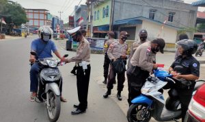 Sambut HUT RI ke-75, Polsek Bintan Utara Pasangkan Bendera Merah Putih Kepada Pengendara