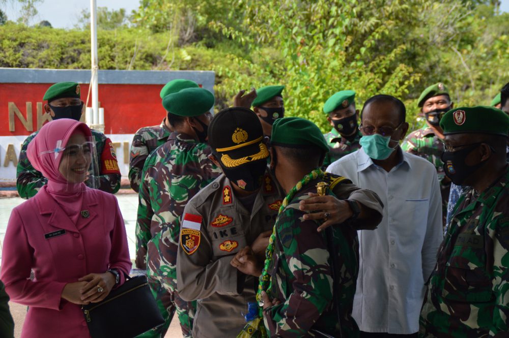 Kaporles dan Ketua Bhayangkari Cabang Natuna Hadiri Penyambutan Komandan Kodim 0318/Natuna, Letkol Beserta Ketua Persit Kck Cabang Lxxi Kodim 0318/Natuna Kaporles dan Ketua Bhayangkari Cabang Natuna Hadiri Penyambutan Komandan Kodim 0318/Natuna, Letkol Beserta Ketua Persit Kck Cabang Lxxi Kodim 0318/Natuna