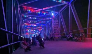 Dihiasi Lampu Neon Jembatan Muara Medak Malam Hari Jadi Tongkrongan Warga Dihiasi Lampu Neon Jembatan Muara Medak Malam Hari Jadi Tongkrongan Warga