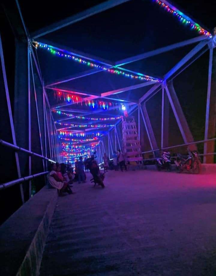 Dihiasi Lampu Neon Jembatan Muara Medak Malam Hari Jadi Tongkrongan Warga