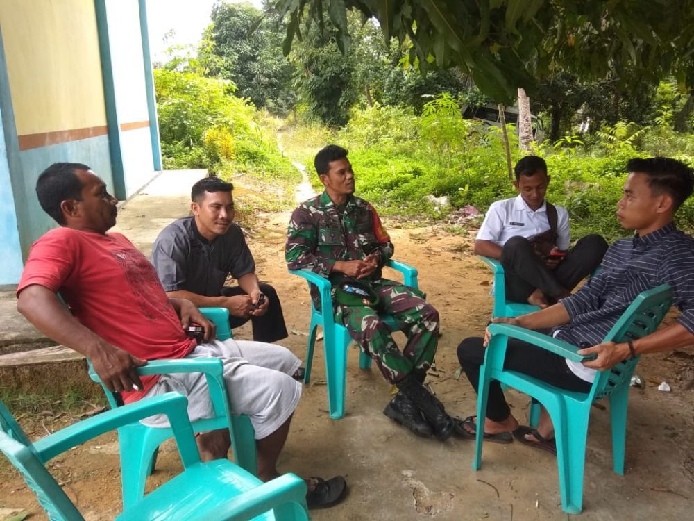 Jajaran Kodim 0318/Natuna, Babinsa Koramil 06/Serasan Jalin Komsos Jajaran Kodim 0318/Natuna, Babinsa Koramil 06/Serasan Jalin Komsos