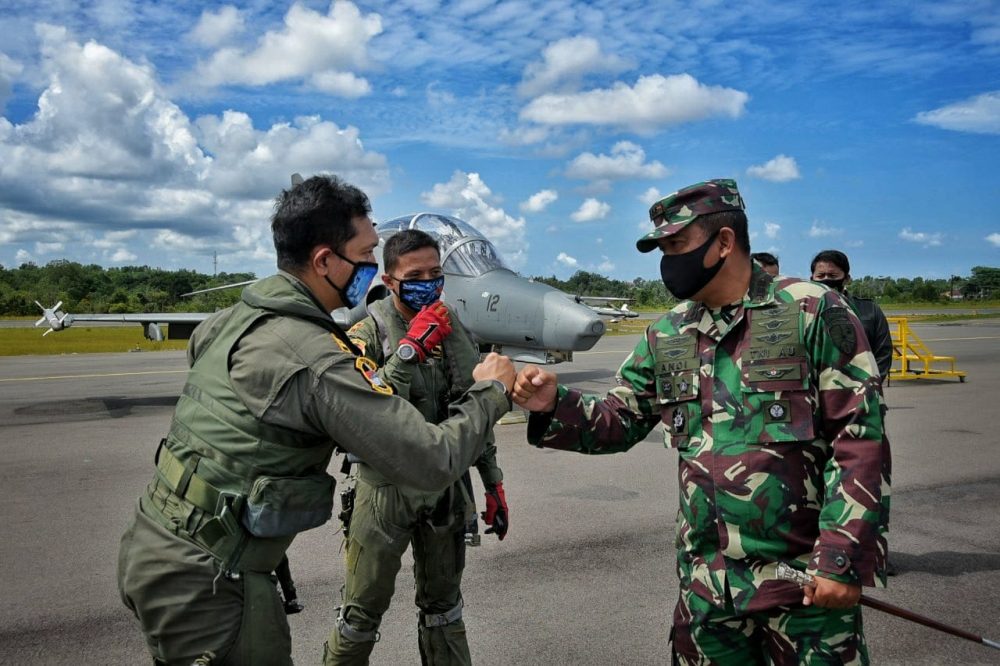 Tingkatkan Kemampuan Jelajah, 4 Pesawat Tempur Hawk 100/200 TNI AU Latihan Terbang Jelajah di Langit Tanjungpinang