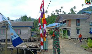 Jajaran Kodim 0318/Natuna, Melalui Babinsa Serda Irfansyah Koramil 03/Sedanau, Bantu Warga Pasang Bendera