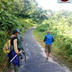 Jajaran Kodim 0318/Natuna, Koramil 04/Letung Goro Bersihkan Jalan Bersama Warga