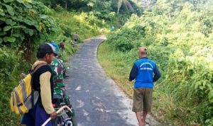 Jajaran Kodim 0318/Natuna, Koramil 04/Letung Goro Bersihkan Jalan Bersama Warga