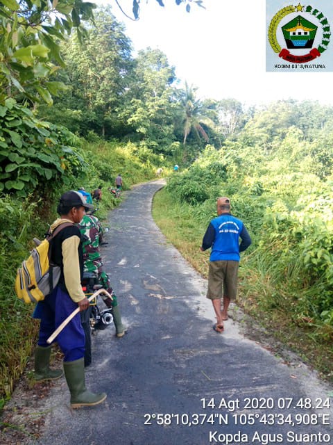 Jajaran Kodim 0318/Natuna, Koramil 04/Letung Goro Bersihkan Jalan Bersama Warga