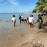 Babinsa Koramil 06/Serasan, Kembali Goro Bersama Warga, Bersihkan Sampah di Pantai Penaga