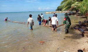 Babinsa Koramil 06/Serasan, Kembali Goro Bersama Warga, Bersihkan Sampah di Pantai Penaga