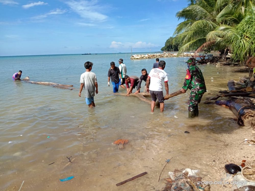Babinsa Koramil 06/Serasan, Kembali Goro Bersama Warga, Bersihkan Sampah di Pantai Penaga