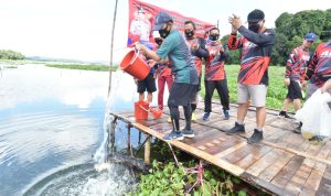 Kapolda Kepri Tebar Benih Ikan dan Penanaman Bibit Pohon Trembesi di Hutan Dam Duriangkang