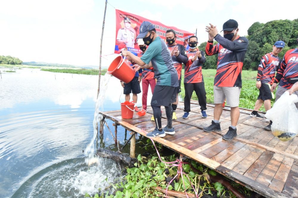 Kapolda Kepri Tebar Benih Ikan dan Penanaman Bibit Pohon Trembesi di Hutan Dam Duriangkang