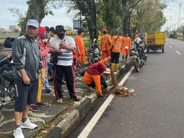 Sekda Muba Ikut Gorong-gorong Bareng Petugas Kebersihan