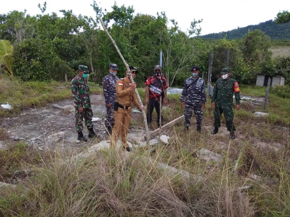 Babinsa Koramil 06/Serasan, Turut Serta Dalam Kegiatan Peletakan Batu Pertama Kamar Mandi Pantai Sisi
