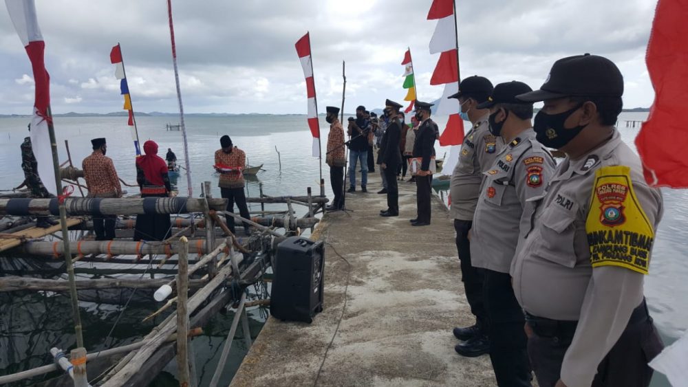 HUT Kemerdekaan RI ke-75, Polsek Tanjungpinang Kota Bersama Masyarakat Kibarkan Bendera Merah Putih Diatas Laut