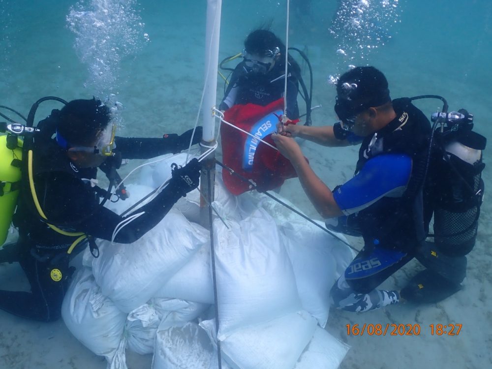 75 Penyelam Kepri Kibarkan Bendera Merah Putih di Bawah Laut