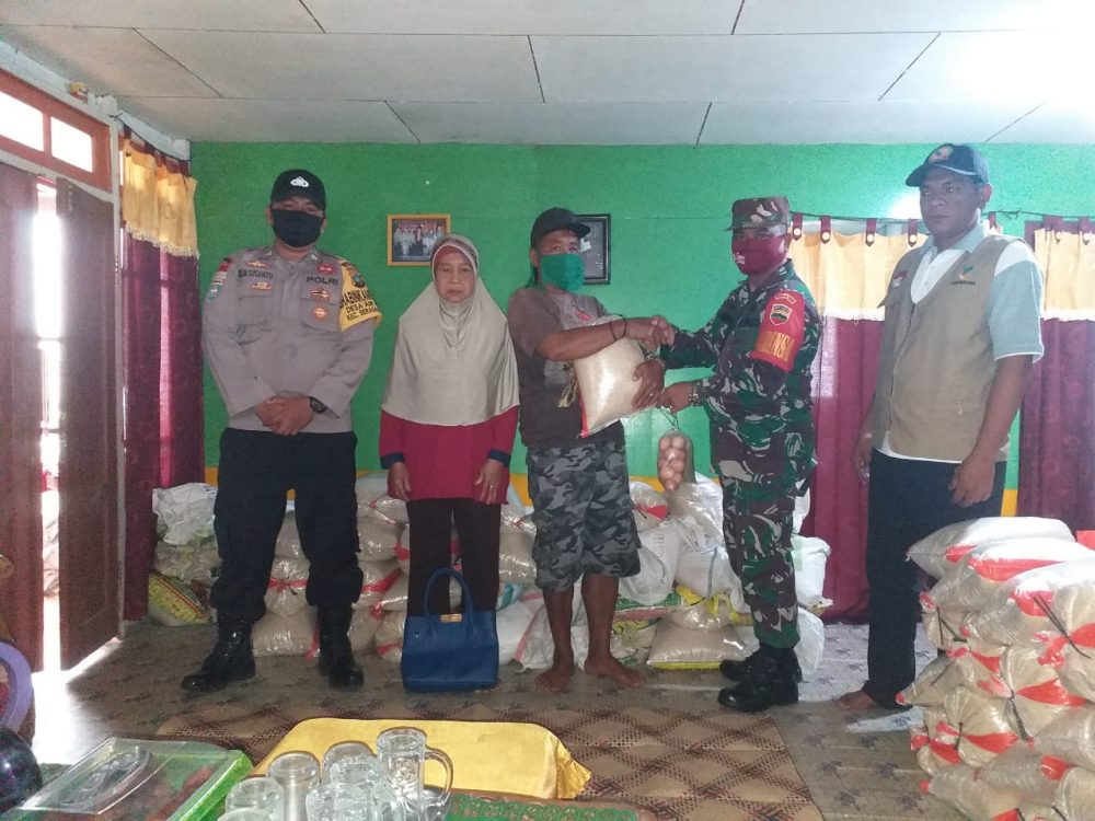 Agar Tetap Sasaran, Babinsa Serda Yusrial Turut Serta Awasi Penyaluran BST
