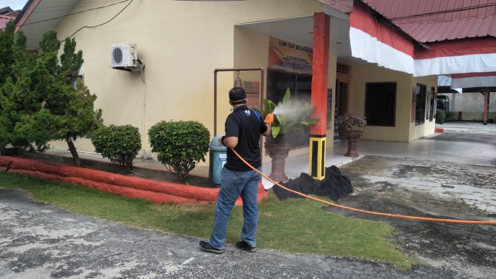 Polsek Kundur Polres Karimun Bersama Tim Gugus Tugas Covid-19 Lakukan Penyemprotan Disinfektan