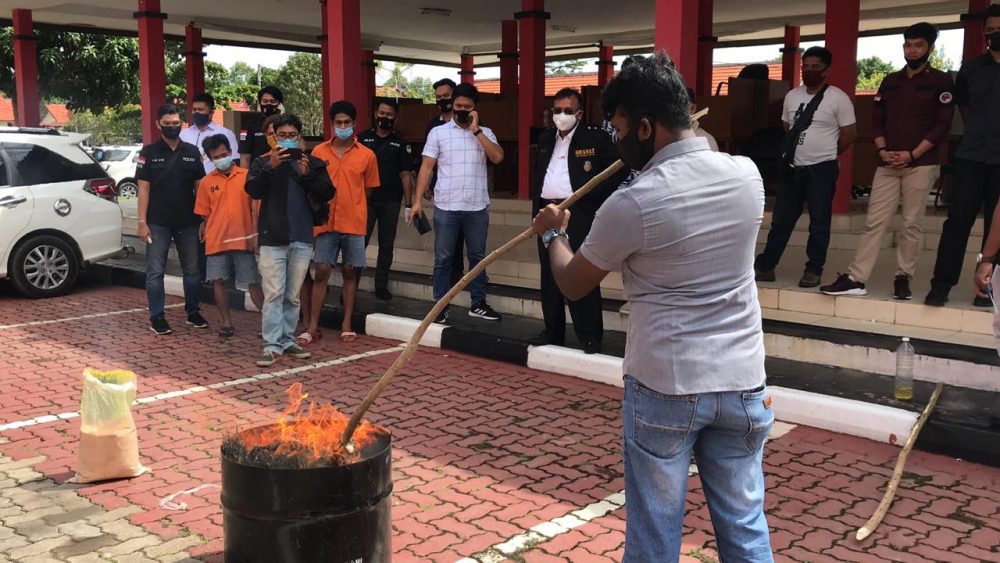 Pemusnahan Barang Bukti Narkoba Jenis Sabu dan Daun Ganja Kering Oleh Dit Resnarkoba Polda Kepri