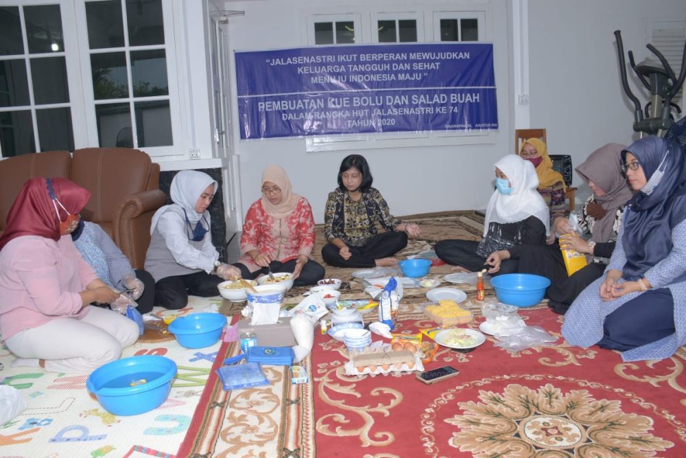 Sambut HUT ke-74, Jalasenastri Korcab IV DJA I Gelar Pembuatan Kue Bolu dan Salad Buah