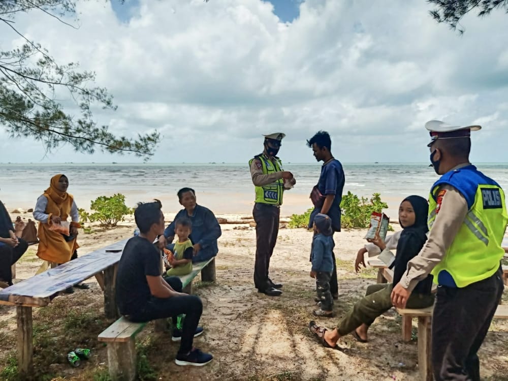 Cegah Penularan Covid-19, Satlantas Polres Lingga Gelar Sosialisasi dan Berbagi Masker Cegah Penularan Covid-19, Satlantas Polres Lingga Gelar Sosialisasi dan Berbagi Masker