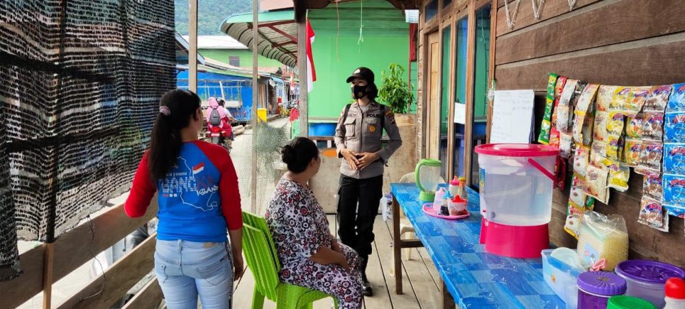 Briptu Reva Bhabinkamtibmas perempuan berikan Himbauan tentang maraknya Penipuan Online di Tanah Perbatasan Briptu Reva Bhabinkamtibmas perempuan berikan Himbauan tentang maraknya Penipuan Online di Tanah Perbatasan