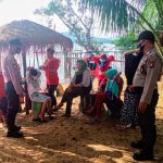 Cegah Penyebaran Virus Corona, Polsek Singkep Barat Beri Himbauan Kepada Pengunjung Objek Wisata Pantai Pane