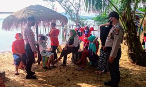 Cegah Penyebaran Virus Corona, Polsek Singkep Barat Beri Himbauan Kepada Pengunjung Objek Wisata Pantai Pane
