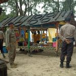 Polsek Gunung Kijang dan Satpol PP Bintan Gencar Berikan Himbauan Protokol Kesehatan di Tempat Wisata Polsek Gunung Kijang dan Satpol PP Bintan Gencar Berikan Himbauan Protokol Kesehatan di Tempat Wisata