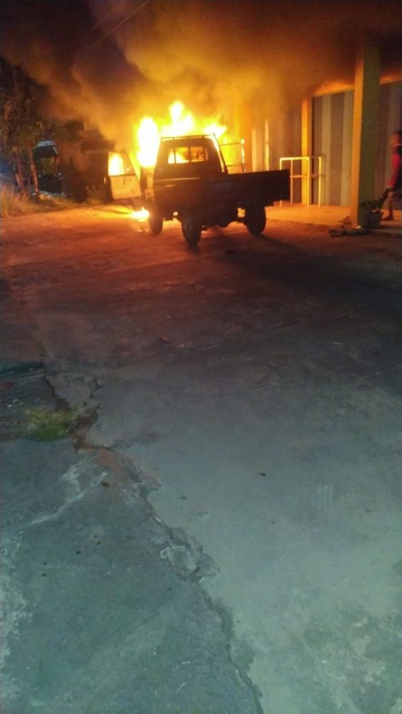Lagi Parkir, Mobil Pik Up Terbakar di Depan Halaman Market King Lagi Parkir, Mobil Pik Up Terbakar di Depan Halaman Market King