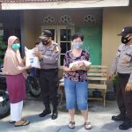 Polsek Balai Salurkan Baksos Beras Polri Tahap III Kepada Warga Terdampak Covid-19 Polsek Balai Salurkan Baksos Beras Polri Tahap III Kepada Warga Terdampak Covid-19