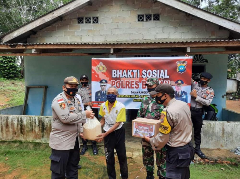 Polres Bintan Laksanakan Bakti Sosial Bagikan Paket Sembako ke Masyarakat