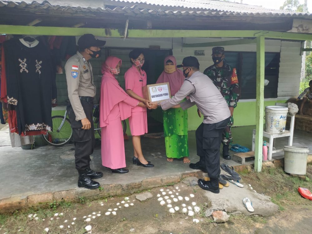 Polres Bintan dan jajaran Gelar Bhakti Sosial Bagi Sembako dan Makanan ke Masyarakat