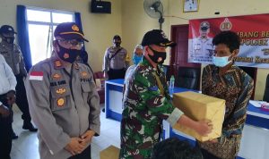 Polsek Bintan Timur Laksanakan Baksos bagi sembako ke Masyarakat Numbing