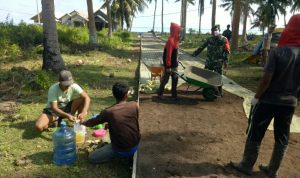 Babinsa Serda Zoelkarnain, Turut Pantau  Pembangunan Fisik Desa Air Payang