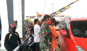 Babinsa Praka Dody, Terapkan Protokol Kesehatan Terhadap Penumpang Kapal Sanus-83